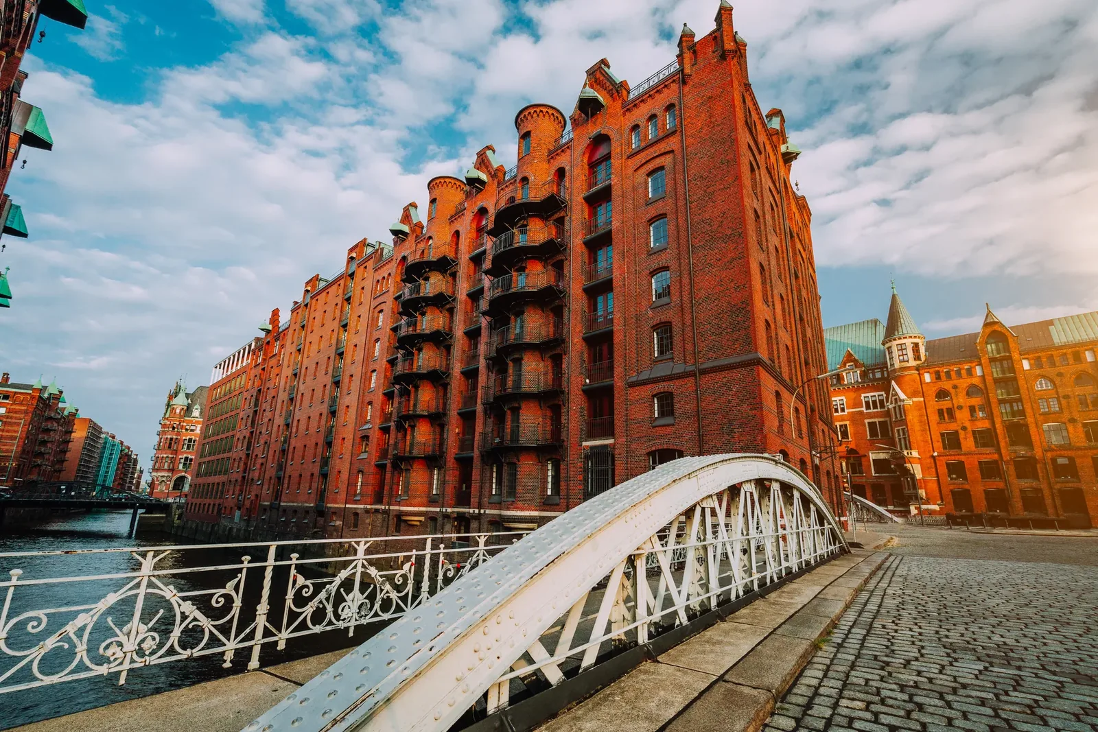 Brücke über den Fluss in Hamburg