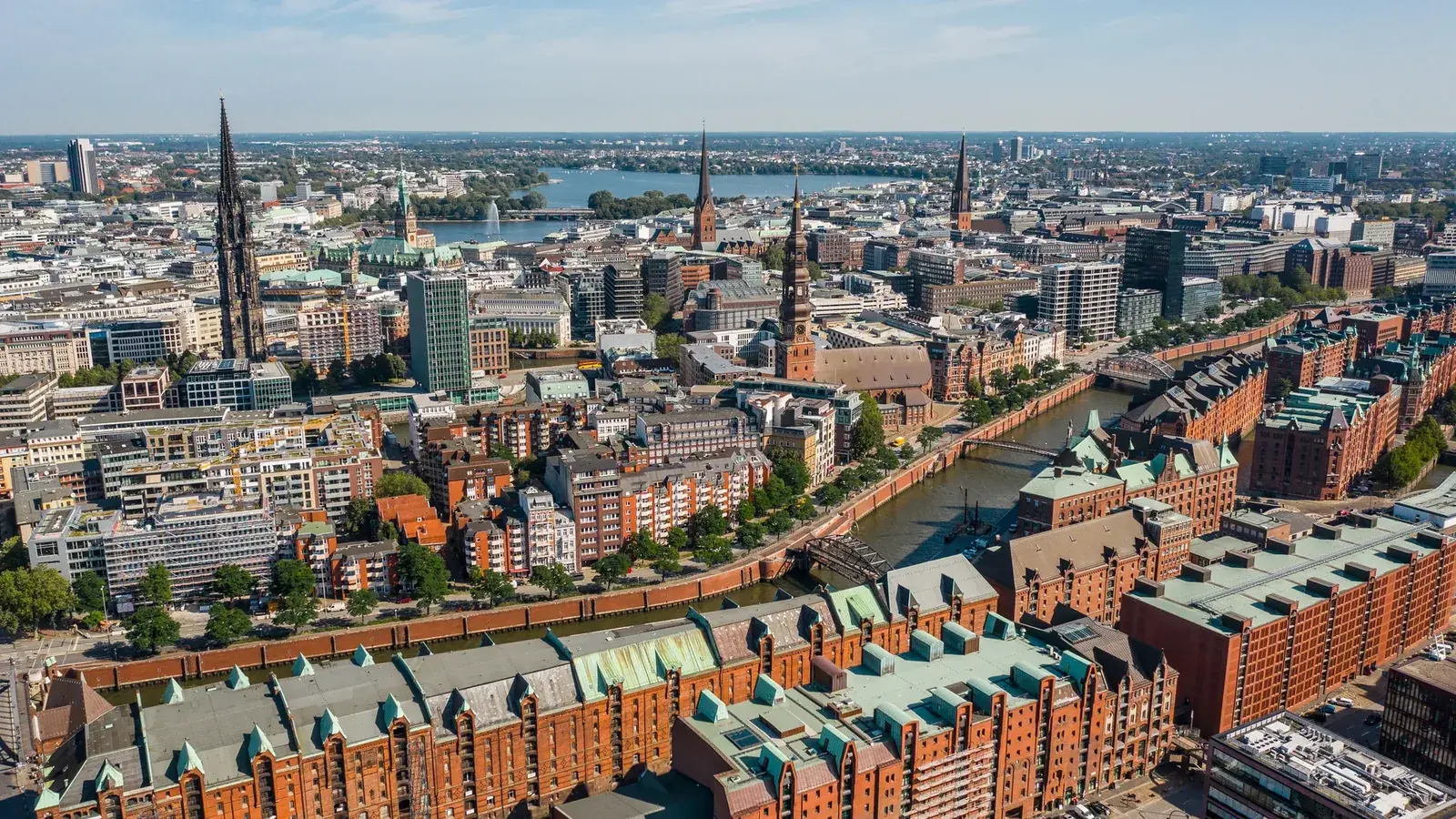Luftbild der Hamburger Innenstadt mit Speicherstadt, Symbolbild